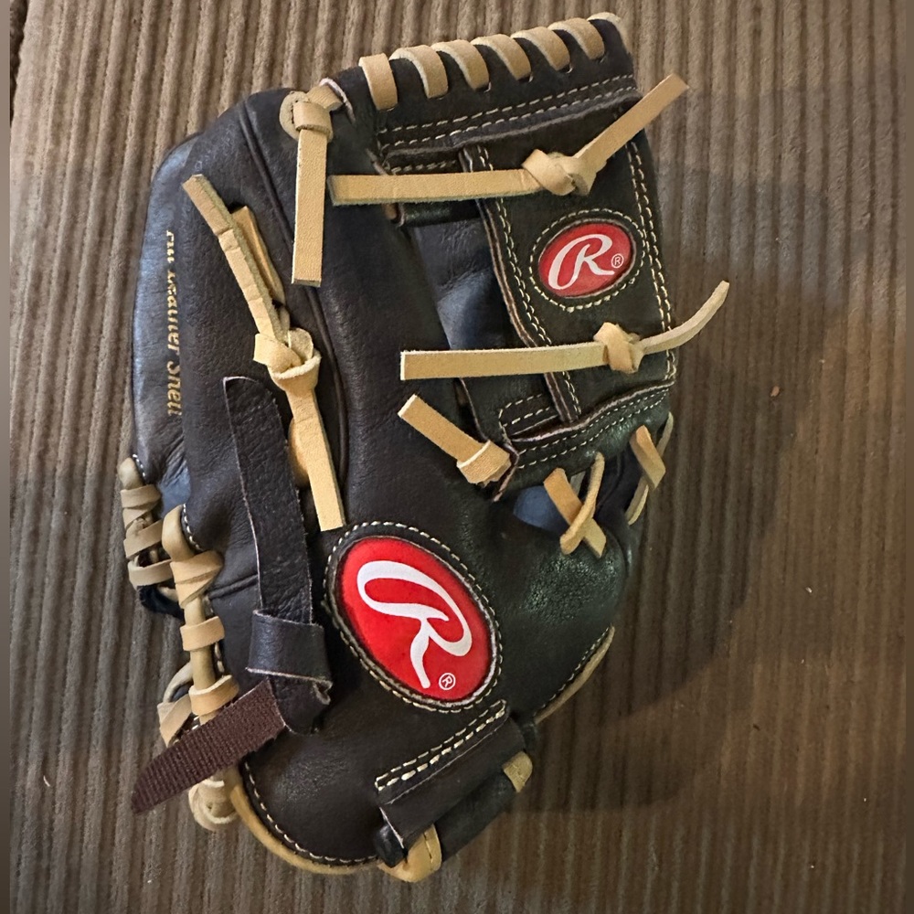 Rawlings “lefty” kids baseball glove. Left hand throw. 10.5 inch
